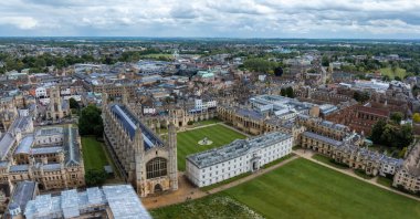 Cambridge 'in eski kasabasının havadan görünüşü. Cambridge, Cambridgeshire, İngiltere 'nin merkezindeki Güzel Krallar Koleji Şapeli.
