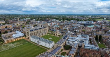 Cambridge 'in eski kasabasının havadan görünüşü. Cambridge, Cambridgeshire, İngiltere 'nin merkezindeki Güzel Krallar Koleji Şapeli.