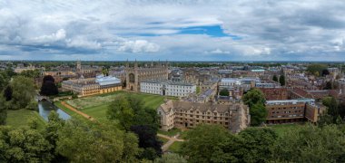 Cambridge 'in eski kasabasının havadan görünüşü. Cambridge, Cambridgeshire, İngiltere 'nin merkezindeki Güzel Krallar Koleji Şapeli.