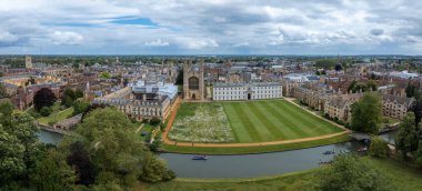 Cambridge 'in eski kasabasının havadan görünüşü. Cambridge, Cambridgeshire, İngiltere 'nin merkezindeki Güzel Krallar Koleji Şapeli.