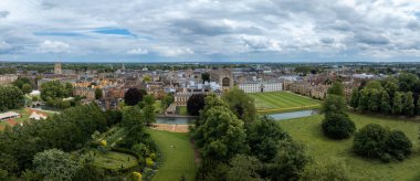 Cambridge 'in eski kasabasının havadan görünüşü. Cambridge, Cambridgeshire, İngiltere 'nin merkezindeki Güzel Krallar Koleji Şapeli.