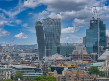 Londra iş merkezinin havadan panoramik görüntüsü. Thames nehrinin kenarındaki nehir manzarasını kapat..