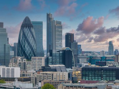 Londra iş merkezinin havadan panoramik görüntüsü. Thames nehrinin kenarındaki nehir manzarasını kapat..