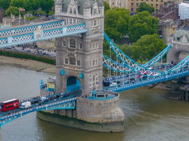 Londra 'daki Tower Köprüsü' nün havadan görüntüsü. Thames nehrinin üzerindeki Londra 'nın merkezi. Büyük Britanya 'nın başkenti.