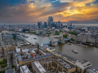 Londra 'daki Tower Köprüsü' nün havadan görüntüsü. Thames nehrinin üzerindeki Londra 'nın merkezi. Büyük Britanya 'nın başkenti.
