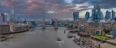Londra 'daki Tower Köprüsü' nün havadan görüntüsü. Thames nehrinin üzerindeki Londra 'nın merkezi. Büyük Britanya 'nın başkenti.