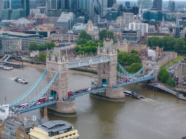 Londra 'daki Tower Köprüsü' nün havadan görüntüsü. Thames nehrinin üzerindeki Londra 'nın merkezi. Büyük Britanya 'nın başkenti.