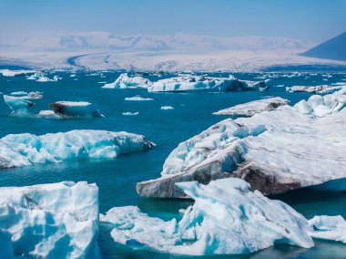 Buzullardan, buz adalarından, buzullardan ve dağlardan, Jokulsrlon 'dan, Buzul Gölü' nden büyük buz parçalarının hava görüntüsü. Vatnajokull Ulusal Parkı 'nın güney kısmında büyük bir buzul gölü, İzlanda
