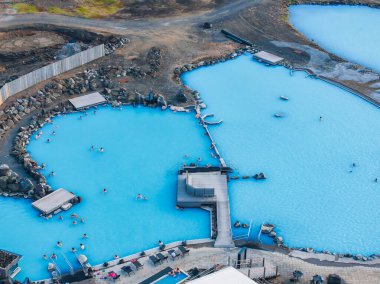 İzlanda 'daki Mavi Göl' ün havadan görünüşü. İzlanda 'nın en ünlü ve popüler SPA mekanı. Havadan manzara. Tatil görüntüsü. Jeotermal gölde mavi ve sıcak su.