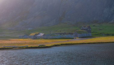 Doğu İzlanda 'nın Stokkksnes kıyılarındaki Vestrahorn Dağı yakınlarındaki Viking köyünün güzel panoramik görüntüsü..