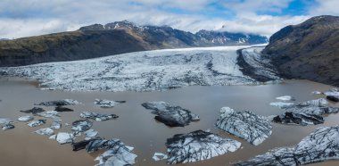 Svinafellsjokull Buzulu, İzlanda 'nın çok güzel bahar manzarası. Skaftafell Buzulu, İzlanda Vatnajokull Ulusal Parkı.