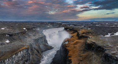 İzlanda 'daki Jokulsarglijufur Ulusal Parkı' ndaki Dettifoss Şelalesi 'nin hava manzarası. Jokulsa-a-Fjollum Nehri, 500 metre genişliğindeki kanyonun 134 metre içine dökülüyor. Avrupa 'nın en güçlü şelalesi