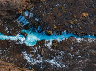 Bruarfoss Şelalesi 'nin görkemli yaz manzarası. İzlanda 'nın en mavi şelalesi. Mavi su taşların üzerinden akar. İzlanda 'nın gece yarısı güneşi. İzlanda 'yı ziyaret et. Güzellik dünyası.