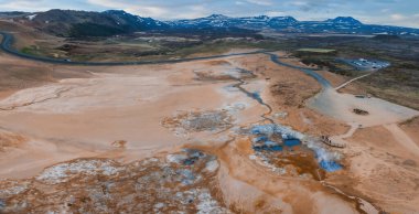 İzlanda 'daki Geysir Vadisi' nin güzel hava manzarası. İzlanda, Haukadüler Vadisi 'ndeki jeotermal alan, kaynayan kaplıcalarla, sıcak su akıntılarıyla