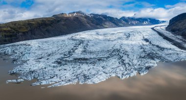 Svinafellsjokull Buzulu, İzlanda 'nın çok güzel bahar manzarası. Skaftafell Buzulu, İzlanda Vatnajokull Ulusal Parkı.