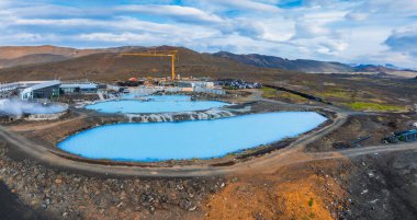 İzlanda 'daki Mavi Göl' ün havadan görünüşü. İzlanda 'nın en ünlü ve popüler SPA mekanı. Havadan manzara. Tatil görüntüsü. Jeotermal gölde mavi ve sıcak su.