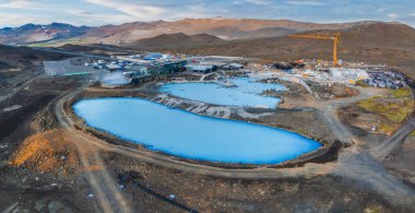İzlanda 'daki Mavi Göl' ün havadan görünüşü. İzlanda 'nın en ünlü ve popüler SPA mekanı. Havadan manzara. Tatil görüntüsü. Jeotermal gölde mavi ve sıcak su.