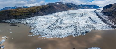 Svinafellsjokull Buzulu, İzlanda 'nın çok güzel bahar manzarası. Skaftafell Buzulu, İzlanda Vatnajokull Ulusal Parkı.