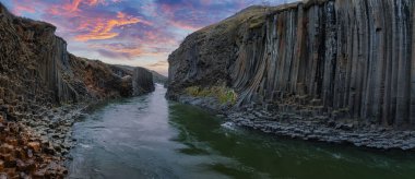 Studlagil Kanyonu 'nun havadan görünüşü. Jokulsa Bru nehrinin güzel manzarası. İzlanda, Avrupa 'nın muhteşem doğa manzarası. Doğa konseptinin güzelliği.