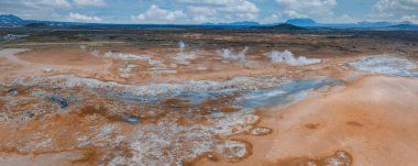 İzlanda 'daki Geysir Vadisi' nin güzel hava manzarası. İzlanda, Haukadüler Vadisi 'ndeki jeotermal alan, kaynayan kaplıcalarla, sıcak su akıntılarıyla