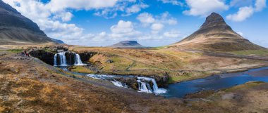 Kirkjufell Dağı ve Kirkjufellsfoss Şelalesi 'nin vadiden akan Hvita Nehri' yle muhteşem hava manzarası İzlanda 'nın doğal güzelliklerini gözler önüne seriyor..