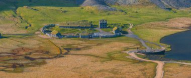Doğu İzlanda 'nın Stokkksnes kıyılarındaki Vestrahorn Dağı yakınlarındaki Viking köyünün güzel panoramik görüntüsü..