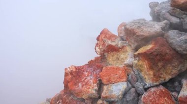 İzlanda 'daki Geysir Vadisi' nin güzel manzarası. İzlanda, Haukadüler Vadisi 'ndeki jeotermal alan, kaynayan kaplıcalarla, sıcak su akıntılarıyla