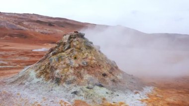 İzlanda 'daki Geysir Vadisi' nin güzel manzarası. İzlanda, Haukadüler Vadisi 'ndeki jeotermal alan, kaynayan kaplıcalarla, sıcak su akıntılarıyla