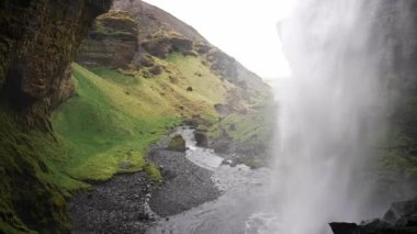 İzlanda 'daki Kvernufoss şelalesinin yakın görüntüsü.