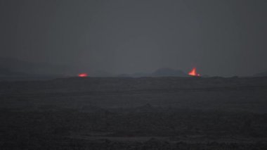 İzlanda, Reykjanes yarımadasında Fagradalsjall volkanı patlaması. Ufukta uzun mesafe görünümü.
