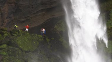 İzlanda 'daki Kvernufoss şelalesinin yakın görüntüsü.