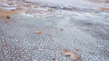 İzlanda 'daki Geysir Vadisi' nin güzel manzarası. İzlanda, Haukadüler Vadisi 'ndeki jeotermal alan, kaynayan kaplıcalarla, sıcak su akıntılarıyla