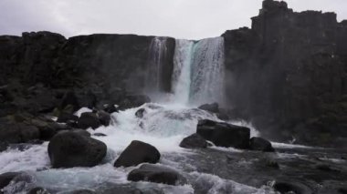 İzlanda 'da Oxarafoss şelalesi. Oxarafoss Oxarfoss, Oxara Nehri 'ndeki Thingvellir Milli Parkı' nda bulunur. Amerika ve Avrasya 'nın tektonik plakaları.
