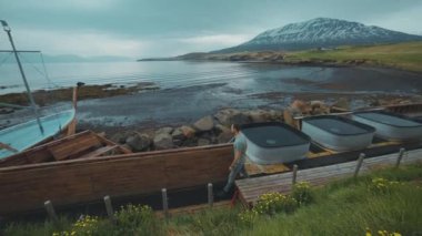 İzlanda 'da Hauganes sıcak borusu. İzlanda 'da güzel, huzurlu, büyülü bir kaplıca yeri. Bir gemi şeklinde sıcak tüp..