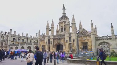 Cambridge 'in eski kasabasını keşfeden insanlar. Şehir merkezinde yürümek, öğrenci hayatı. Cambridge 'in eski kasabası, manzarayı kapat..