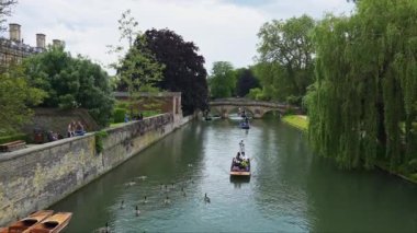 Jerwood Kütüphanesi, Trinity Hall Koleji, Cambridge, Cambridgeshire, İngiltere, Birleşik Krallık, Avrupa yakınlarındaki nehir kamerasında. 4k videosunu kapat.