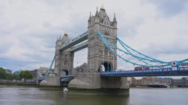 Thames nehrinin yakınındaki Londra Kulesi köprüsünün yakınındaki arabaların geçtiği manzarayı kapatın. Londra 'nın merkezi. Bulutlu hava.