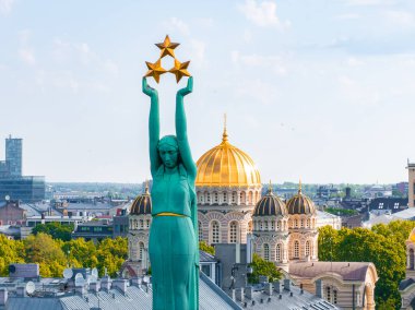 Riga, Letonya 'daki Özgürlük Anıtı' nın arka planında Riga Katedrali 'nin kubbesi olan hava manzarası. Anıt Letonya bağımsızlığını sembolize ediyor.