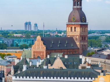 Riga Katedrali 'nin ihtişamını, Riga, Letonya' nın kentsel çatılarıyla çevrili yüksek kulesi ve karmaşık mimarisiyle yüksek görüş açısına sahip..