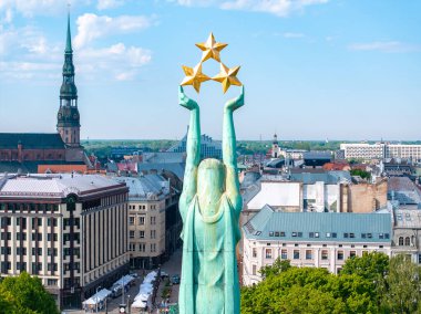 Riga, Letonya 'daki Özgürlük Anıtı, yukarıdan ele geçirildi, ihtişamını ve çevresindeki şehir manzarasını dışa doğru uzanan binalar ve caddelerle sergiliyor..