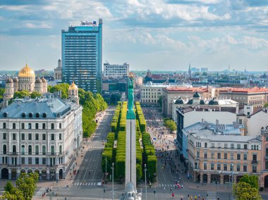 Riga, Letonya 'da Riga Rimi Maratonu 2024' ün havadan çekimi. Koşucular ikonik Özgürlük Anıtı 'nı ve Radisson Blu Hotel Latvija' yı şehrin canlı caddelerinde geçiyorlar..