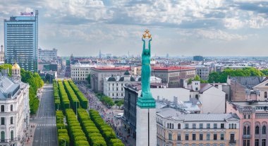 Riga, Letonya 'nın nefes kesici hava manzarası ikonik Özgürlük Anıtı' nı gözler önüne seriyor. Görüntü şehir manzarasını, binaları ve caddeleri yukarıdan yakalıyor..