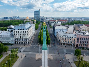 Riga Rimi Maratonu 2024 'ün canlı bir hava görüntüsü, Letonya, Riga sokaklarından geçen koşucuları gösteriyor..