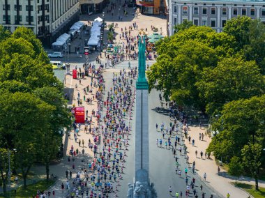 Riga Rimi Maratonu 'nun enerjisini ve heyecanını yakalamak için hava aracı atışı Riga, Letonya' da. Her yaştan ve yetenekten koşucular şehirde yarışıyor..