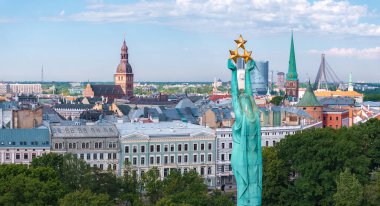 Riga, Letonya 'nın kuş bakışı manzarası, Özgürlük Anıtı' nı üç yıldızlı ve arka planda Riga Kubbesi Katedrali 'ni ön plana çıkarıyor..