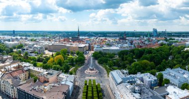 Riga, Letonya 'nın kuş bakışı görüntüsü, şehirlerin binalarını, sokaklarını ve benzersiz mimari yapısını vurguluyor..