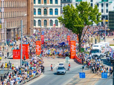 Riga Rimi Maratonu 2024 'e katılanların canlı bir görüntüsü yarışın enerjisini ve Letonya, Riga' nın güzel mimarisini gözler önüne seriyor..