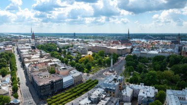 Riga, Letonya 'nın kuş bakışı görüntüsü, şehirlerin binalarını, sokaklarını ve benzersiz mimari yapısını vurguluyor..