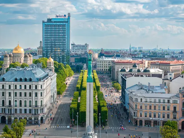 stock image Aerial shot of the Riga Rimi Marathon 2024 in Riga, Latvia. Runners pass the iconic Freedom Monument and Radisson Blu Hotel Latvija amidst the citys vibrant streets.