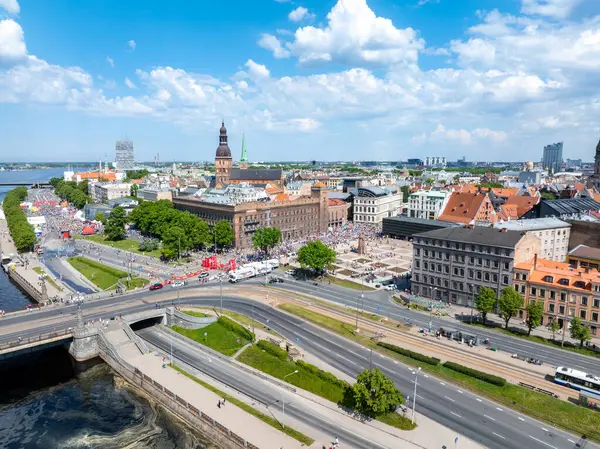 Riga, Letonya 'daki Riga Rimi Maratonu 2024' ün hava görüntüsü. Koşucular tarihi mimari ve kaldırım taşı caddelerinde gezinerek olayların boyutunu ve heyecanını gözler önüne seriyorlar..